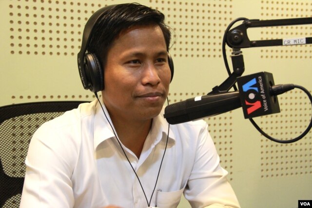 លោក យឿង សុធារ៉ា សមាជិកក្រុមអ្នកវិភាគឯករាជ្យវ័យក្មេងនៃបណ្តាញ«កាហ្វេនយោបាយ» Politikoffee ចូលរួមជាវាគ្មិនពិភាក្សអំពី «ឱកាសសម្រាប់អ្នកដឹកនាំខ្មែរជំនាន់ក្រោយនៅក្នុងការបោះឆ្នោតឆ្នាំ២០១៧/១៨» នៅក្នុងកម្មវិធី Hello VOA កាលពីថ្ងៃច័ន្ទទី២៩ ខែកុម្ភៈ ឆ្នាំ២០១៦។ (លឹម សុធី/VOA)