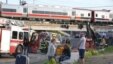 Para penumpang menunggu kendaraan angkutan lain, setela kereta komuter yang mereka naiki kecelakaan di Bridgeport, Connecticut (17/5). Dilaporkan 60 orang cedera dalam musibah tersebut. 