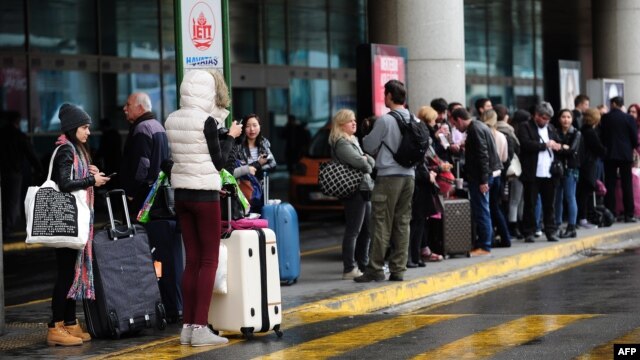 Hành khách chờ đợi trước sân bay Ataturk ở Istanbul, Thổ Nhĩ Kỳ, 31/3/2015.