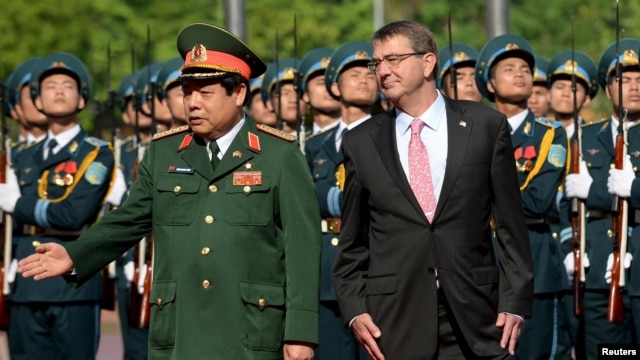 Bộ trưởng Quốc phòng Việt Nam Phùng Quang Thanh đón tiếp Bộ trưởng Quốc phòng Mỹ Ashton Carter trong một buổi lễ tại Hà Nội ngày 1/6/2015.
