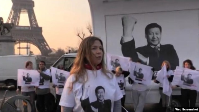 无国界记者组织的活动人士在中国国家主席习近平访问法国期间在巴黎抗议中国领导人蔑视信息自由，照片中的习近平图片是用图片软件修改过的（资料图片）