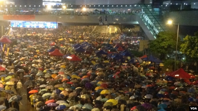 数万港人暴风雨中坚守抗争高唱海阔天空 (美国之音海彦 拍摄)