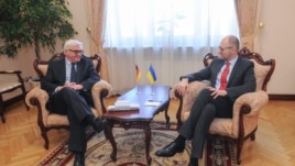 Thủ tướng Ukraine Yatsenyuk (phải) và Ngoại trưởng Đức Steinmeier hội đàm ở Kyiv, Ukraine, 22/3/14