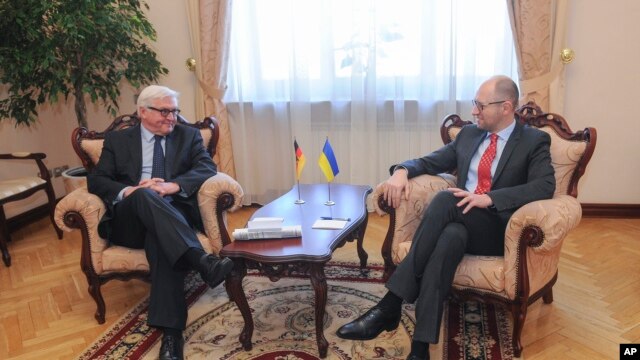 Thủ tướng Ukraine Yatsenyuk (phải) và Ngoại trưởng Đức Steinmeier hội đàm ở Kyiv, Ukraine, 22/3/14