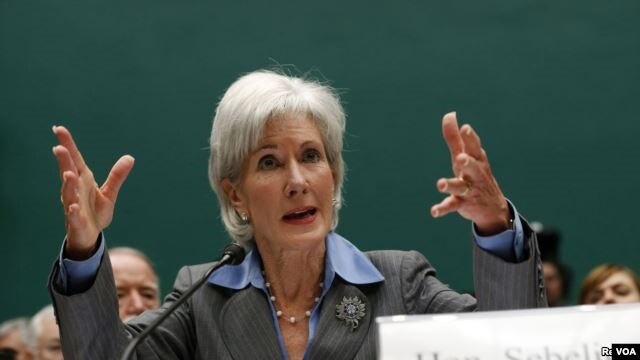 Bà Kathleen Sebelius, 65 tuổi, từng làm Thống đốc bang Kansas. Bà đã phục vụ trong vai trò lãnh đạo Bộ Y Tế và Dịch vụ Nhân sự trong 5 năm.