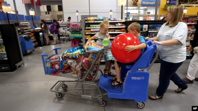 Một gia đình mua sắm ở siêu thị Wal-Mart ở Springdale, Arkansas, ngày 4 tháng 6 năm 2015.