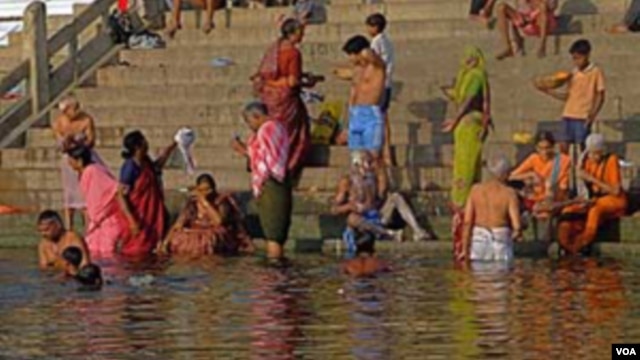 Ribuan umat Hindu berkumpul di sepanjang tepi sungai Gangga untuk berdoa kepada dewa matahari selama festival Chhath (foto: dok).