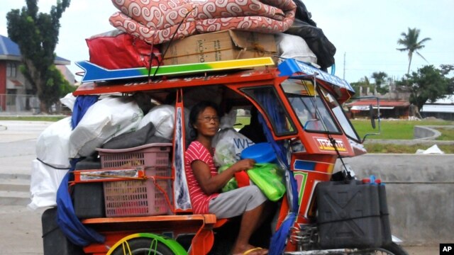 Dân chúng chạy đến các nơi an toàn hơn để tránh bão, 4/12/14