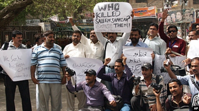 Pakistani journalists protest against a killing of a Pakistani journalist Saleem Shahzad,  in Hyderabad, Pakistan, June 1, 2011.
