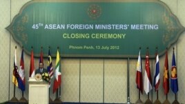 Bộ trưởng Ngoại giao Campuchia Hor Nam Hong phát biểu tại lễ bế mạc hội nghị ASEAN tại Phnom Penh, ngày 13/7/2012