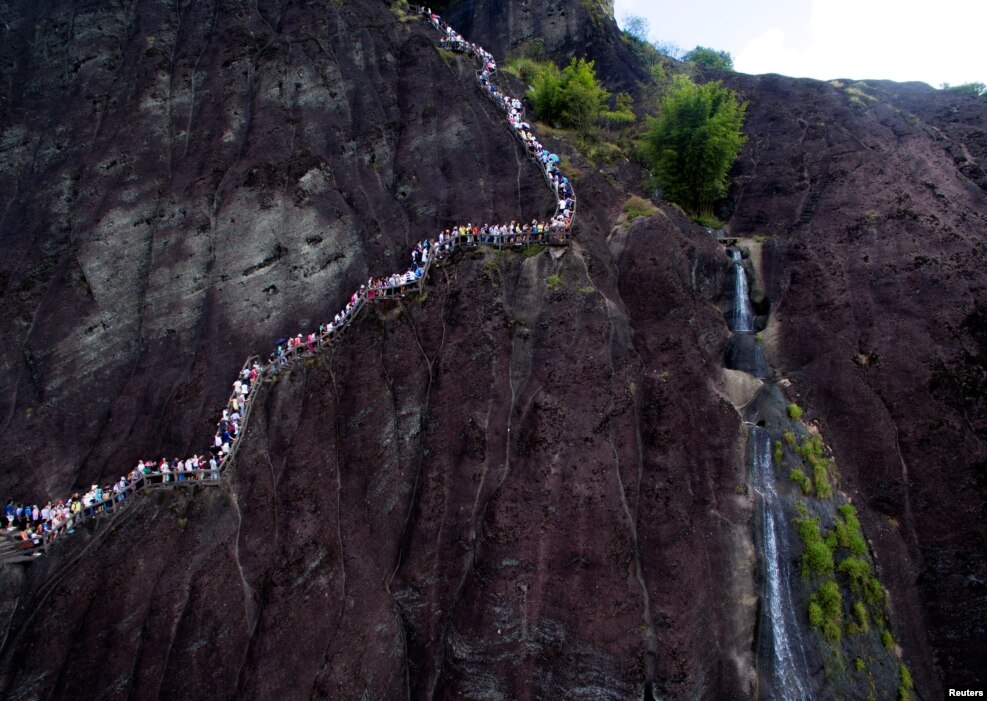 지난 3일(현지시간) 중국 푸젠성 난핑의 워이산 등반로를 오르고 있는 방문객들.  