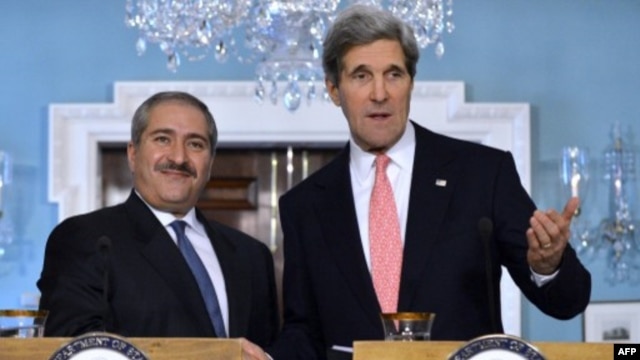 US Secretary of State John Kerry shakes hands with Jordanian Foreign Minister Nasser Judeh (L) at State Department Feb. 13, 2013