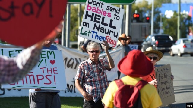 Các nhà hoạt động ủng hộ người tị nạn biểu tình bên ngoài văn phòng của Bộ trưởng Di trú Úc Peter Dutton ở Brisbane, Australia, ngày 2/3/2016.