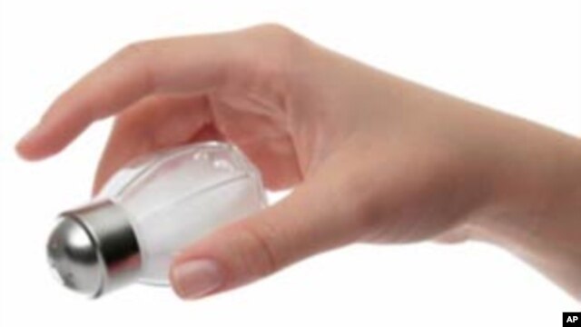 Những người trưởng thành nên tiêu thụ dưới 2 gram sodium và dưới 5 gram muối mỗi ngày