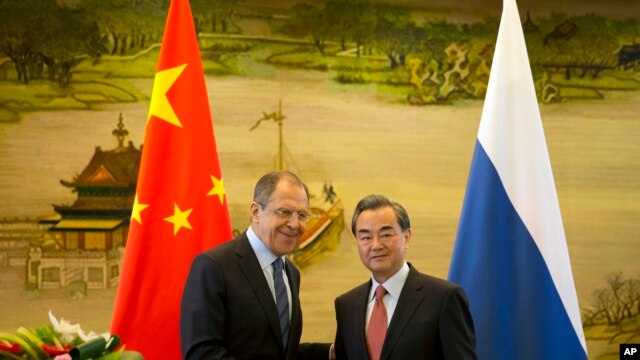 Ngoại trưởng Nga Sergey Lavrov (trái) bắt tay Bộ trưởng Ngoại giao Trung Quốc Vương Nghị sau cuộc họp báo tại Bộ Ngoại giao Trung Quốc ngày 29/4/2016.