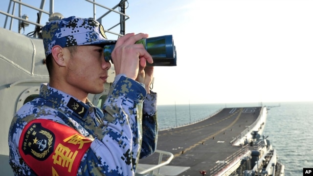 Binh sĩ hải quân Trung Quốc trên tàu sân bay Liêu Ninh ở Biển Ðông.