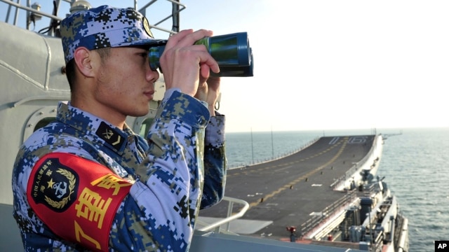 Hải quân Trung Quốc trên tàu sân bay Liêu Ninh.