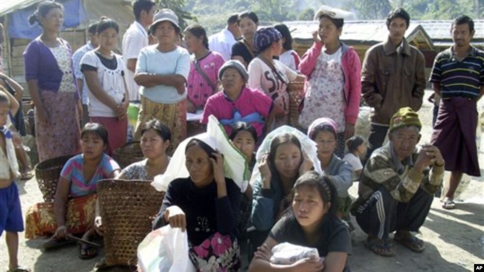 လိုင္ဇာၿမိဳ႕အနီး ေကအိုင္ေအ ထိန္းခ်ဳပ္နယ္ေျမအတြင္းကခ်င္စစ္ေျပးဒုကၡသည္မ်ားကို ေတြ႔ရစဥ္။ (ဇန္နဝါရီလ ၄၊ ၂၀၁၃)