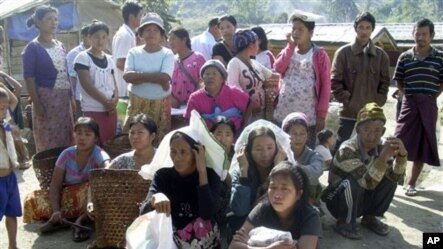 လိုင္ဇာၿမိဳ႕အနီး ေကအိုင္ေအ ထိန္းခ်ဳပ္ နယ္ေျမအတြင္း ကခ်င္စစ္ေျပးဒုကၡသည္မ်ားကို ေတြ႔ရစဥ္။ (ဇန္နဝါရီလ ၄၊ ၂၀၁၃)