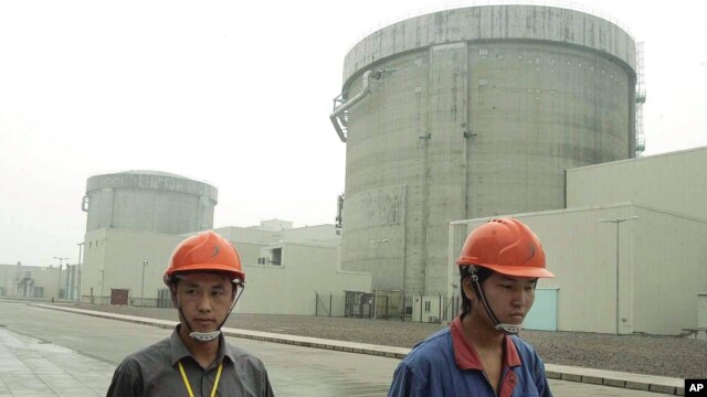 Công nhân tại nhà máy điện hạt nhân Tần Sơn trong tỉnh Chiết Giang của Trung Quốc (hình chụp ngày 10/6/2005)
