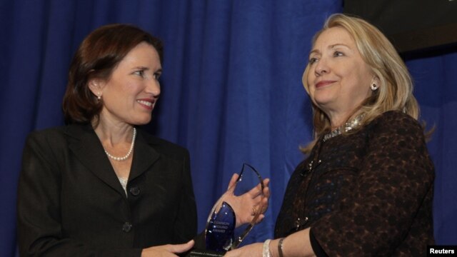 Wezîra Derve ya Amerîka Hillary Clinton xelata “Ground Common” dide Anne Stevens, xuşka balyoz Chris Stevens
