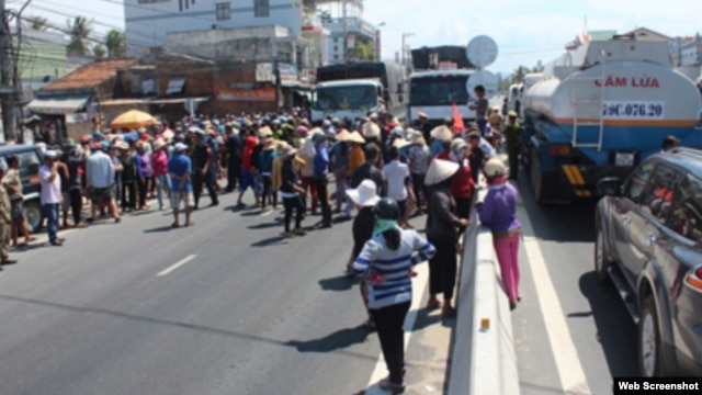 Người dân Cam Ranh chặn xe tại Quốc lộ 1A.
