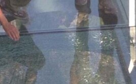 Chinese glass walkway 3,000 feet up in the air cracks as tourists walk across it. (WEB Screenshot)