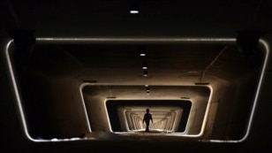 Seorang pekerja berjalan di sebuah jalan kereta api baru di Yiwu, provinsi Zhejiang, Cina.