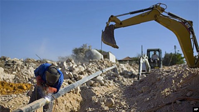 A Palestinian worker at a construction site in the West Bank Jewish settlement of Yakir, south of Nablus, 27 Sep 2010