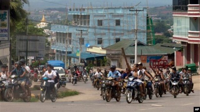 Hàng trăm tín đồ Phật giáo cưỡi xe máy, trang bị gậy gộc tuần tra trên đường phố ở thành phố Lashio, ngày 29/5/2013.