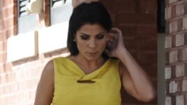 Jill Kelly sale de su residencia el lunes 12 de noviembre en Tampa, Florida. El domingo habría hecho 5 llamadas al 911pidiendo protección diplomática.