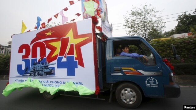 Xe tải dán áp phích quảng bá kỷ niệm ngày 30/4 trên đường phố ở Tp HCM.