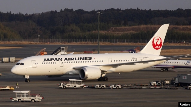 Boing 787 Drimlajner japanske kompanije JAL na međunarodnom aerodromu Narita, kraj Tokija
