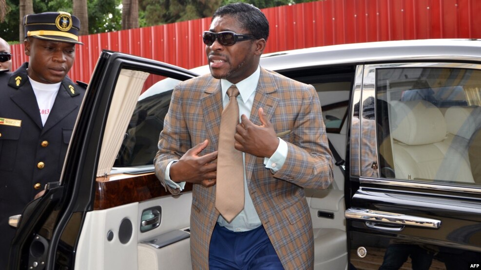Teodorin Nguema Obiang (à droite), le fils du président Teodoro Obiang et vice-président en charge de la sécurité et de la défense, arrive à la cathédrale de Malabo, le 25 juin 2013.