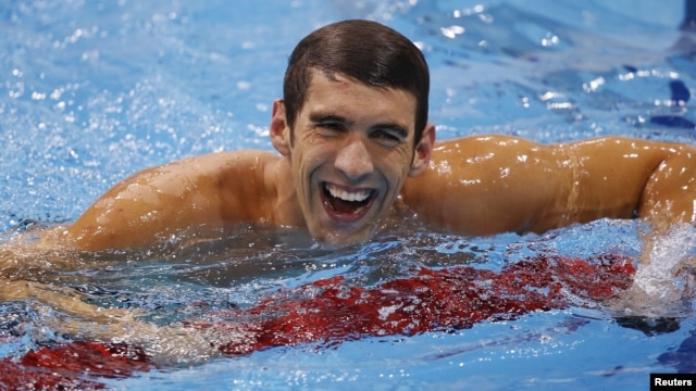 Vận động viên Mỹ Michael Phelps vui cười khi kết thúc chặng cuối bơi tiếp sức 4X200 tại Olympic London hôm 31/7/12