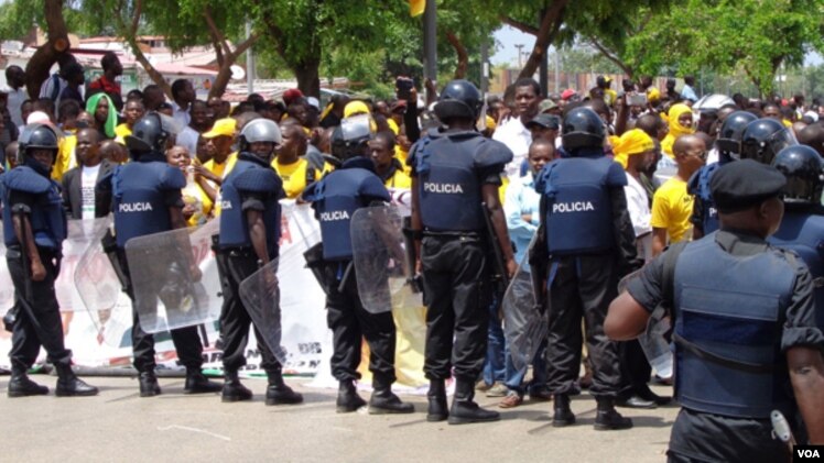 Polícia e manifestantes em Luanda