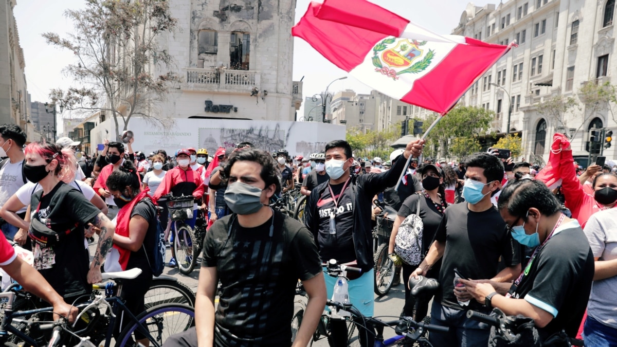 Renuncia Presidente Interino De Per Tras Violentas Protestas