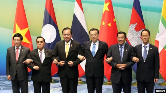 Từ trái: Bộ trưởng Ngoại giao Việt Nam Phạm Bình Minh, Thủ tướng Lào Thongsing Thammavong , Thủ tướng Thái Lan Prayuth Chan-ocha, Thủ tướng Trung Quốc Lý Khắc Cường, Thủ tướng Campuchia Hun Sen và Phó Tổng thống Myanmar Sai Mauk Kham tại Hội nghị Mekong-Lancang.