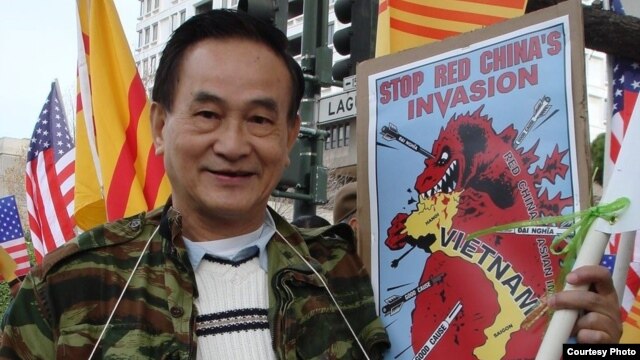 Ông Nguyễn Phú trong một lần biểu tình trước Tổng Lãnh sự quán Trung Quốc ở San Francisco (ảnh Bùi Văn Phú)