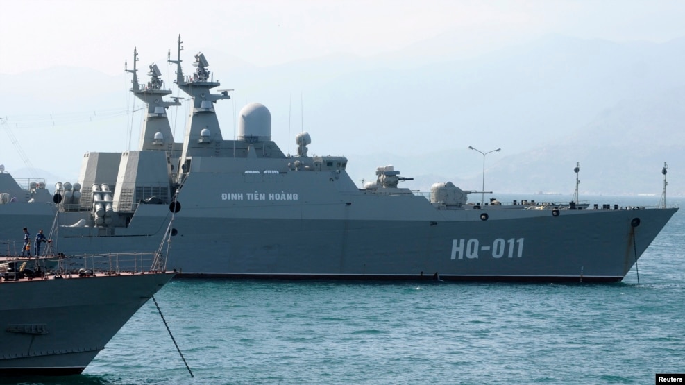 Chiến hạm Leopard Đinh Tiên Hoàng neo đậu tại căn cứ hải quân Cam Ranh, 2/1/2013. 
