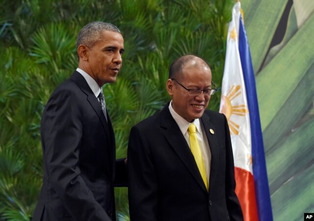 President Barack Obama, left, and Philippines' President Benigno Aquino III, right, walk off of the stage after participating in a news conference in Manila, Philippines, Wednesday, Nov. 18, 2015.