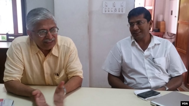 戴维迪普（右）及他的同事畅谈印度人眼中的中国。（美国之音朱诺拍摄）