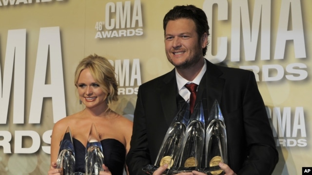Miranda Lambert and Blake Shelton pose backstage at the CMA awards in Nashville, Tenn., Nov. 1, 2012.
