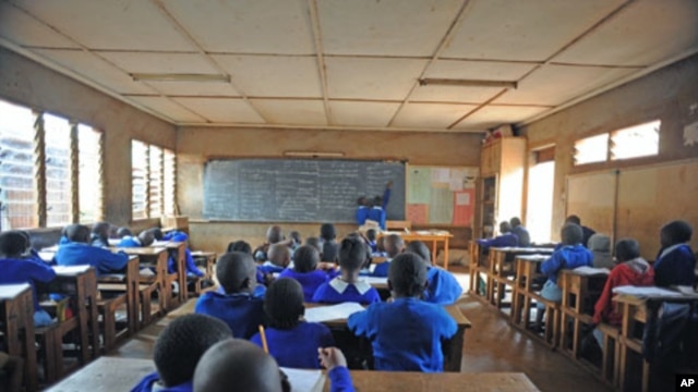Pupils at the Olympic primary school sit in class on without a teacher on the third day of a teachers' strike organized by the Kenya National Union of Teachers, in Nairobi, Kenya, September 7, 2011.