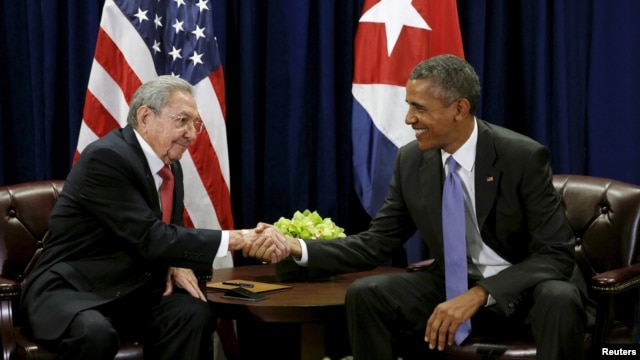 Tổng thống Mỹ Barack Obama (phải) và Chủ tịch Cuba Raul Castro bắt tay nhau trước buổi họp tại Đại hội đồng LHQ ở New York ngày 29/9/2015.