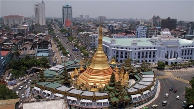 ရန္ကုန္ၿမိဳ႕လည္ေခါင္း ဆူးေလဘုရားႏွင့္ ပတ္၀န္းက်င္ျမင္ကြင္း။ ဧၿပီ ၂၆၊ ၂၀၁၂။
