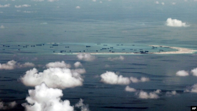 Bức ảnh chụp qua cửa sổ máy bay quân sự cho thấy sự lấn chiếm của Trung Quốc ở Đá Vành Khăn trong quần đảo Trường Sa ở Biển Đông.