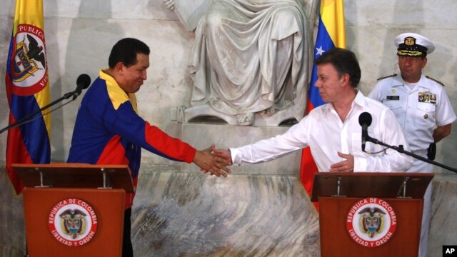 Los presidentes de Colombia, Juan Manuel Santos, y de Venezuela, Hugo Chávez, se dan la mano durante una conferencia de prensa conjunta en 2010.
