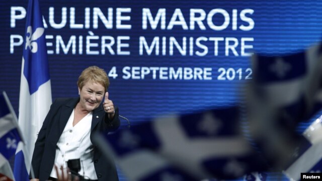 La líder del Partido Quebecois, Pauline Marois, celebra con sus seguidores momentos antes de un atendado en el que murió una persona y otra resultó herida, la noche del martes 4 de septiembre de 2012.