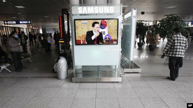 A TV screen shows South Korean President Lee Myung-bak's panel discussion at Seoul Railway Station in Seoul, South Korea, February 1, 2011